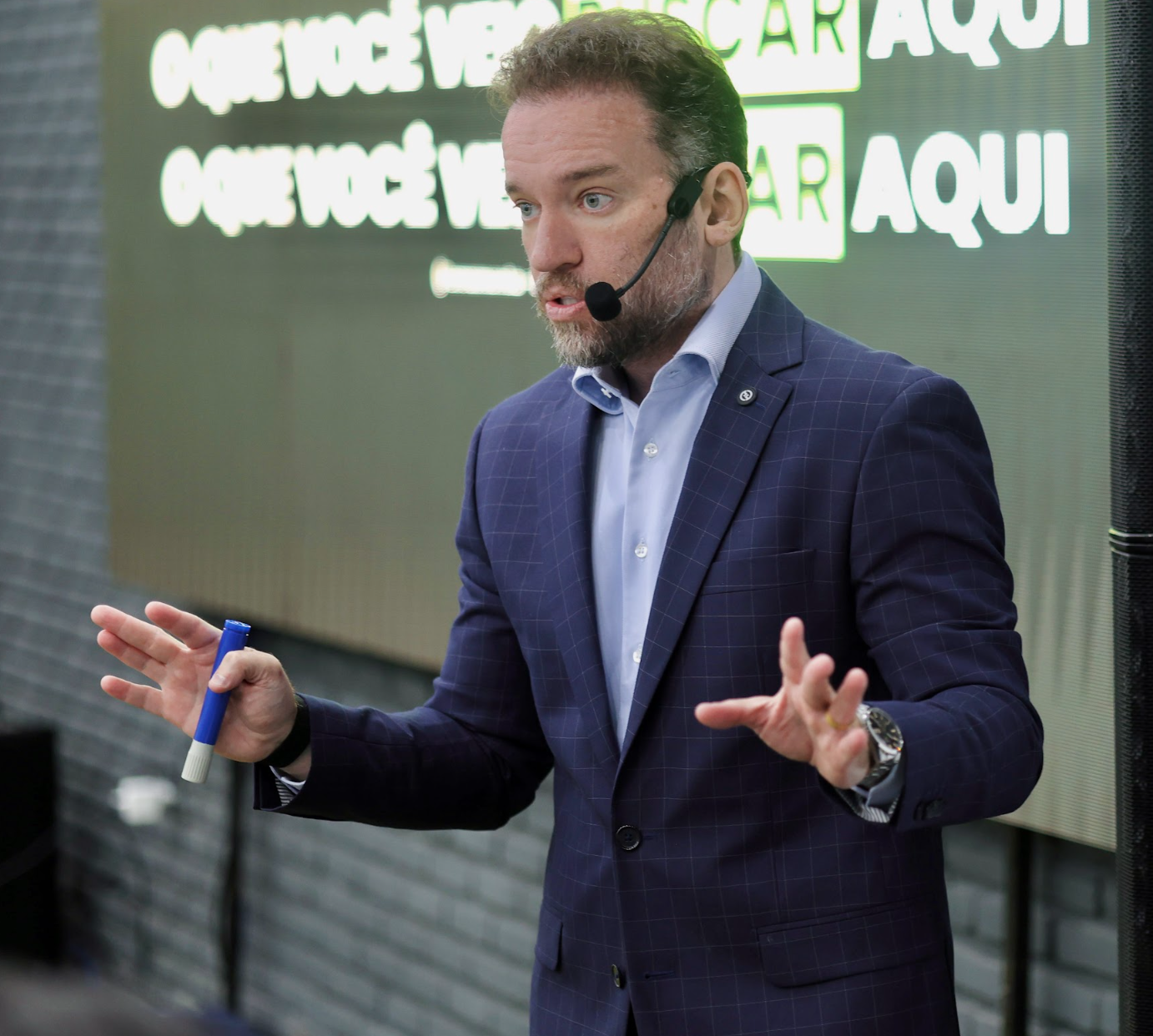 Rafael Galdino apresentando no palco